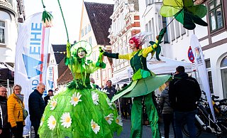 Auf hohen Stelzen hält der Frühling Einzug. Trotz eher kühler Temperaturen lockt der Herforder Frühling viele Menschen in die Innenstadt. - Ralf Bittner