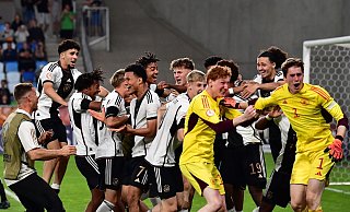 Die U17-Junioren des DFB feiern den EM-Titel. - Marton Monus/dpa