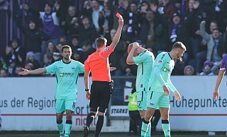 Schiedsrichter Michael Bacher zeigt Paderborns Kai Klefisch (2.v.r) die Gelb-Rote Karte. - Friso Gentsch/dpa