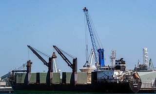 Ein Schiff mit Getreide aus der Ukraine wird in Spanien entladen. Um der russischen Blockade zu entgehen, hat es den Umweg über die Ostsee genommen. - AFP