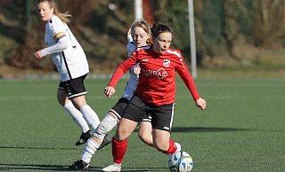 Behauptet den Ball: Julia Sellenriek von TuRa Löhne, hier im Spiel gegen Werther II (3:9) - Benjamin Büschenfeld