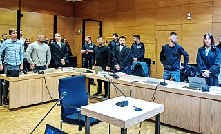 Die vier Angeklagten sollen gegenüber ihrem Opfer angegeben haben, zu den Bandidos zu gehören. Zum Prozessauftakt standen sie im Gerichtssaal mit ihren Anwälten sowie einem Dolmetscher (ganz links). - Barbara Franke