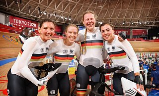Mieke Kröger (2. v. r.) und ihre Teamkolleginnen in Tokio. - Roth