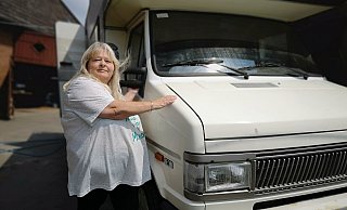 Wenn alle Stricke reißen, möchte Ulrieke Pützer die Möbel irgendwo unterstellen und in ihr altes Schätzchen - den Wohnwagen - ziehen. - Ilja Regier