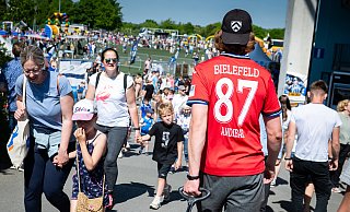 Zum Arminis-Sommerfest in der Schüco-Arena herrscht perfektes Wetter. Tausende kleine und große Besucher tummeln sich in und um das Stadion und - Barbara Franke