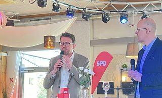 Frank Diembeck (l.) kandidiert gemeinsam für SPD und Grüne für das Landratsamt als Nachfolger von Jürgen Müller. Kai Unzicker (SPD Bünde) stellte den 45-Jährigen beim Jahresempfang im Gespräch vor. - Natalie Gottwald