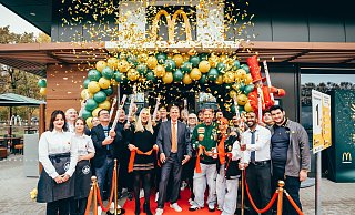 Kirsten und Arndt Heiderich (M.) mit Gästen und Team beim Durchschneiden des roten Bandes zur Restauranteröffnung. - Christoph Söldner