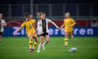 Künftig im Bayern-Trikot: Die Schwedin Julia Zigiotti Olme (l). - Fabian Strauch/dpa