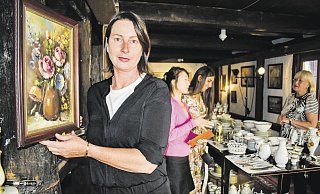 Hat ein Herz für Schätzchen: Kerstin Lohmann, eine der Chefinnen des Charity-Flohmarkts im Adam-und-Eva-Haus. - Svenja Ludwig