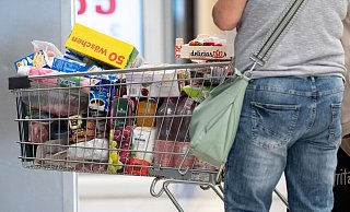 Die großen Discounterketten Aldi und Lidl geben die Preise für Lebensmittel vor. Davon profitieren auch Kunden in Paderborn. - Sebastian Kahnert/dpa