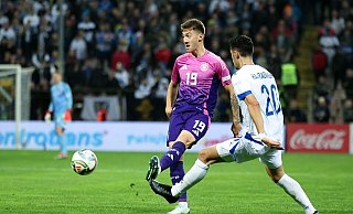 Angelo Stiller (l) am Ball. Gegen die Niederlande darf der Stuttgarter erstmals beginnen. - Christian Charisius/dpa