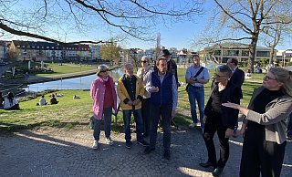 Nach der Präsentation der Pläne im Stadtmuseum führt die Leiterin des Amtes für Umweltschutz und Grünflächen, Jessica Schütte (r.), alle Interessierten durch das Gartendenkmal Westliches Paderquellgebiet. Mit dabei ist auch die Technische Beigeordnete Claudia Warnecke (3. v. r.). - Stadt Paderborn / Katharina Multhaupt