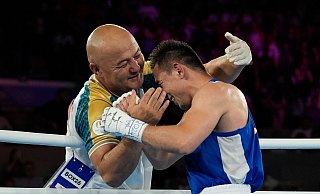 Zwei Mitarbeiter des britischen Olympia-Teams haben Trainer Tulkin Kilichev (l) bei den Sommerspielen von Paris das Leben gerettet. - John Locher/AP/dpa