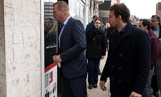 Patrick Haas (SPD, r.) führt die Mitglieder des Untersuchungsausschusses "Hochwasserkatastrophe" durch Stolberg. - picture alliance/dpa