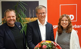 Burkhard Blienert (M.) freut sich mit Nele Czaniera, Vorsitzende der Paderborner Kreis-SPD, und Veith Lemmen, Vorsitzender der SPD in Ostwestfalen-Lippe, über seine Wahl. - SPD Kreisverband Paderborn Burkhard Blienert (M.) freut sich mit Nele Czaniera, Vorsitzende der Paderborner Kreis-SPD, und Veith Lemmen, Vorsitzender der SPD in Ostwestfalen-Lippe, über seine Wahl. - SPD Kreisverband Paderborn