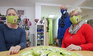Daniela Freyer (l.) und Marion Reinstädler präsentieren die ersten Masken mit Waldkobold Lippolino als Motiv. - Klaus Karenfeld