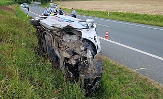 Das Unfallfahrzueg knallte gegen eine Betonauffahrt, hob ab und blieb auf der Seite im Graben liegen. - David Schellenberg