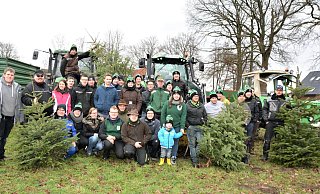 Mit etlichen Treckergespannen sind die Liemker Jungschützen unterwegs gewesen, um Weihnachtsbäume einzusammeln. Matthias Bremehr und sein Stellvertreter Dennis Gerhard (v. l.) haben auf insgesamt fast 50 Helfer zählen können. - Karin Prignitz