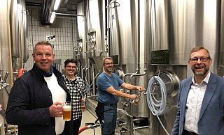 Ralf Eckel, Nils Gütthof (Josefs-Braumeister) sowie Guido Hentze, neue Mitinhaber der Josefs-Brauerei, und Gerhard Freund, Geschäftsführer des Josefsheim Bigge, stoßen mit einem frischen Märzen auf die Zusammenarbeit an. - Josefsheim Bigge