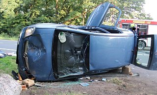 Die Seniorin kam mit ihrem Opel von der Straße ab. - Polizei Minden-Lübbecke