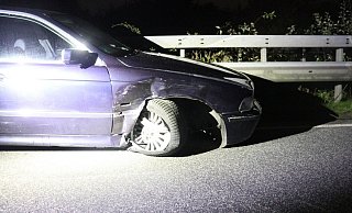 Der offenbar gestohlene BMW war nach dem Unfall nicht mehr fahrbereit. Fahrer und Beifahrer flüchteten. - Polizei Herford Der offenbar gestohlene BMW war nach dem Unfall nicht mehr fahrbereit. Fahrer und Beifahrer flüchteten. - Polizei Herford