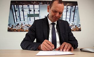Das Antwortschreiben von TH OWL-Präsident Jürgen Krahl auf die Resolution des Kreises Höxter stößt auf Kritik der Politik. - TH OWL