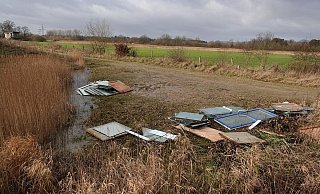 Am Schilf der neu angelegten Blänken an der Buschkampstraße im Naturschutzgebiet Rieselfelder haben Unbekannte Bauschutt entsorgt. - privat