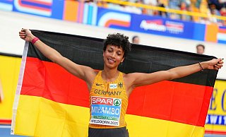 Malaika Mihambo freute sich über EM-Bronze im letzten Versuch. - Peter Dejong/AP/dpa