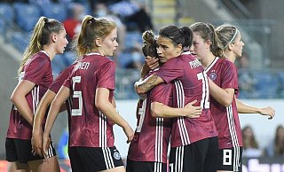 Svenja Huth (3.v.l) sorgte mit ihrem Tor für den knappen DFB-Sieg in Israel. - Foto: Berney Ardov/dpa