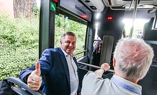 Daumen hoch für den autonomen Ultimo-Bus: Bürgermeister Tim Kähler sieht in solchen Systemen die Zukunft für den ÖPNV auch in Herford. - Daniel Salmon