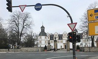 Kaum ins Auge fällt die Messtechnik zur Erfassung von Verkehrsströmen, die am Dienstag den Tag über an der Schlosskreuzung installiert wird. - Stadt Paderborn