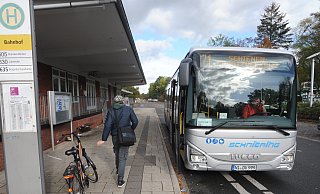 Umsteigen: Bis zum Ende dieser Woche müssen Reisende wie hier am Bahnhof in Espelkamp in den Bus steigen, um in Bünde den Zug zu erreichen. - Joern Spreen-Ledebur