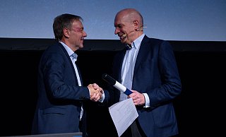 Rainer Schütte (r.) übergibt den symbolischen Staffelstab des Arminia-Präsidenten an seinen Nachfolger Rainer Kobusch. - Teresa Kroeger