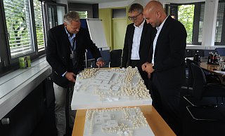 Lars Matthiesen (l.), bei den MKK für die geplanten Neubauten zuständig, stellte Mitte August vergangenen Jahres mit MKK-Chef Olaf Bornemeier und Landrat Ali Dogan (r.) zwei Modelle für den geplanten Klinikneubau in Espelkamp vor. - Joern Spreen-Ledebur Lars Matthiesen (l.), bei den MKK für die geplanten Neubauten zuständig, stellte Mitte August vergangenen Jahres mit MKK-Chef Olaf Bornemeier und Landrat Ali Dogan (r.) zwei Modelle für den geplanten Klinikneubau in Espelkamp vor. - Joern Spreen-Ledebur