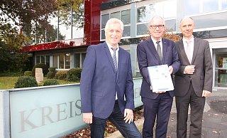 Ulrich Schadomsky (Leiter der Kämmerei, v. l.), Landrat Manfred Müller und Ingo Tiemann (Dezernent und Kämmerer) präsentieren den Entwurf des Haushaltes 2020. - Uwe Müller