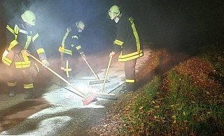 Die Feuerwehr streute das Hydrauliköl mit Bindemittel ab. - Feuerwehr Höxter