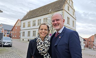 Bürgermeister Johannes Schlütz möchte gern weitere fünf Jahre im Nieheimer Rathaus verbringen. Seine Frau Anke unterstützt ihn. - Svenja Ludwig
