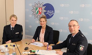 Polizeirätin Sonja Rustemeier, Kriminaloberätin Verena Mertens und Polizeihauptkommissar Michael Biermann stellen die Zahlen zur Kriminalitätsentwicklung vonr. - Marc Schröder