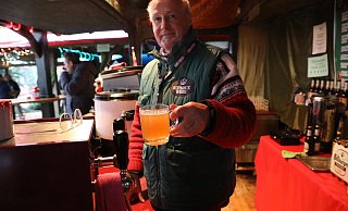Ulrich Menne am Stand gegenüber dem Schmeckwerk hat Glühwein und Punsch im Angebot - mit und ohne Alkohol. - Simone Flörke
