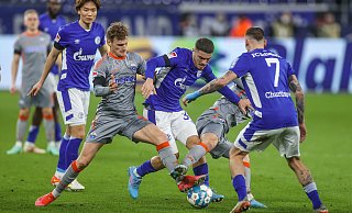 SCP-Akteur Jonas Carls (l.), hier im Duell gegen Schalkes Blendi Idrizi, durfte im Spiel bei seinem Ex-Klub überraschend von Beginn an ran, blieb aber glücklos. - picture alliance / Tim Rehbein