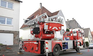 Im Einsatz: Die ehemalige Drehleiter der Brakeler Feuerwehr leistet nun ihre Dienste für den Handwerksbetreieb von Daniel Bräuer.  - Dieter Scholz