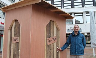 Überall verschlossene Türen: Das Häuschen auf dem Sparkassen-Vorplatz wurde von Johannes Schneider gebaut.  - Manuela Puls