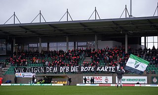 Gemeinsame Aktion im Wiehenstadion: Die Fans des SV Rödinghausen hatten eine Choreografie vorbereitet, mit der sie ihren Unmut gegen den DFB und dessen Auflagen für die 3. Liga sichtbar machten. Ein Bild, das dank der Übertragung von Sport 1 bundesweit zu sehen war. Foto: Noah Wedel - Noah Wedel