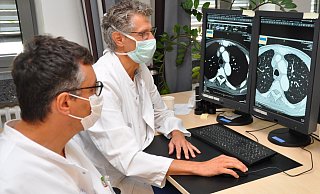 Auf den Bildern ist Narbengewebe zu sehen, wo es nicht hingehört. Lungenfacharzt Andreas Zaruchas (l.) und Radiologe Marc Keberle diagnostizieren und therapieren Lungenfibrose gemeinsam. - Brüderkrankenhaus St. Josef