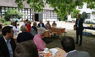 Im Schatten des Walnussbaumes: Auf dem Sattelmeierhof der Familie Ebmeyer stand Ralph Brinkhaus ganz entspannt Landfrauen, Landwirten, Vertreterinnen der Frauenunion und der Engeraner CDU Rede und Antwort. - Martina Chudzicki