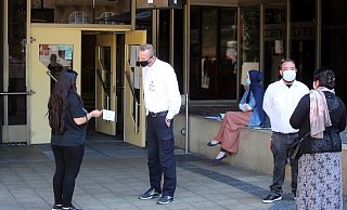 Das Rathaus ist ab kommender Woche wieder geöffnet. Marcel Bruns (links) und Maximilian Heyer von der MSS Security kontrollieren derzeit noch, ob die Besucher auch tatsächlich einen Termin haben. Ab Montag wird das gelockert. - Wolfgang Rudolf