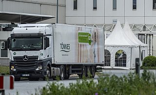 Vor dem Tönnies-Werk in Rheda-Wiedenbrück ist  für Zulieferer ein Zelt aufgestellt worden, in dem die Hygienemaßnahmen für die Lkw-Fahrer umgesetzt werden. - dpa