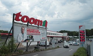 Tatort: Unbekannte Täter waren in der Nacht zum Sonntag über ein rückliegendes Fenster in das Innere des Toom-Marktes im Babenbecker Feld eingedrungen, wo sie gewaltsam einen Tesor öffneten. - Peter Steinert