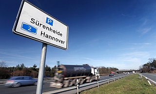 In Arbeit: Der Rastplatz "Sürenheide" wird umgebaut - um zukünftig mehr Platz für weitere Brummis zu schaffen. - Patrick Menzel