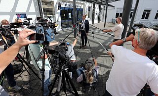 EvKB-Geschäftsführer Matthias Ernst sprach vor den versammelten Medien von einer Schockwelle, die mit der Nachricht das Krankenhaus erreichte. - Wolfgang Rudolf